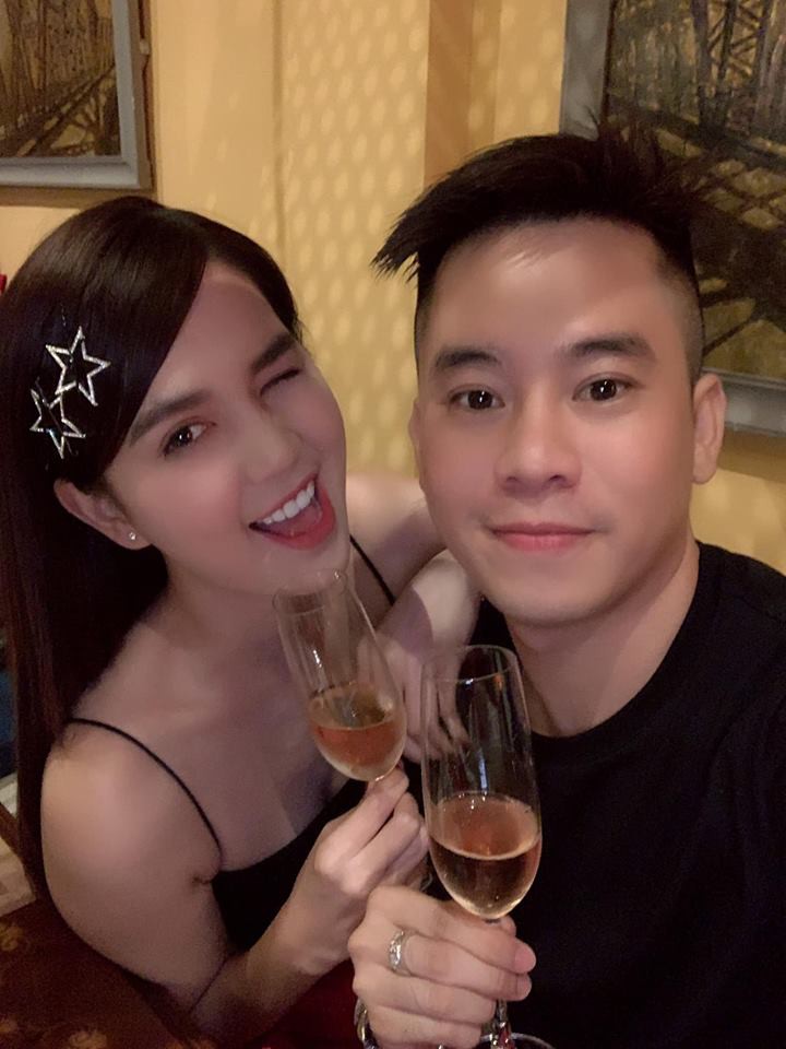 Giấu tiệt bạn trai lớn tuổi nhưng Ngọc Trinh lại công khai ôm hôn 'trai lạ', và đây là danh tính bất ngờ của anh chàng - 18 Giấu tiệt bạn trai lớn tuổi nhưng Ngọc Trinh lại công khai ôm hôn 'trai lạ', và đây là danh tính bất ngờ của anh chàng - 18