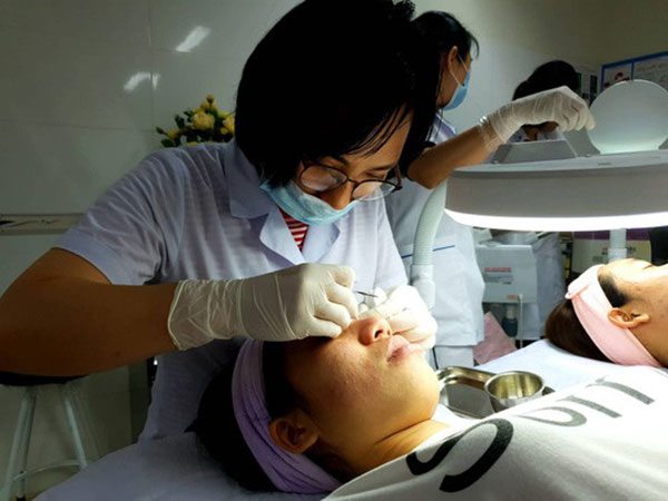 Một phụ nữ bị 'cày nát' da mặt sau lăn kim làm đẹp - 1 Một phụ nữ bị 'cày nát' da mặt sau lăn kim làm đẹp - 1