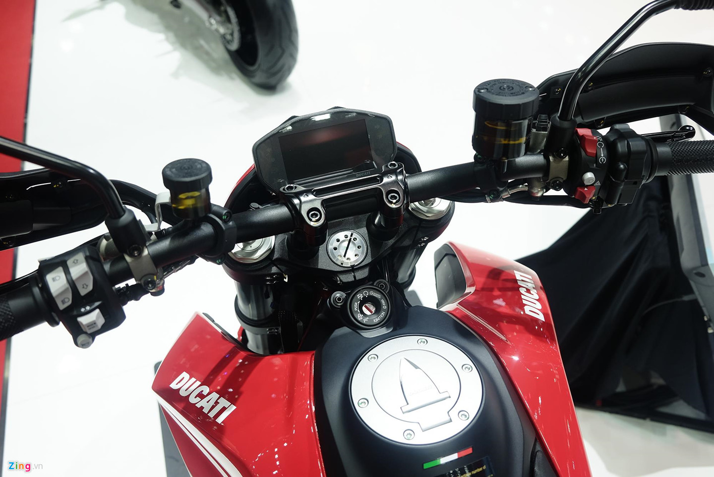 Ngắm tân binh Ducati Hypermotard 950 sẽ về VN trong tháng 6 Ngắm tân binh Ducati Hypermotard 950 sẽ về VN trong tháng 6