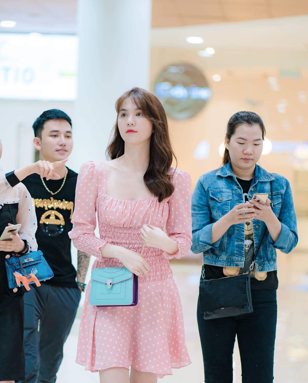 Diện màu hồng là auto xinh và trẻ, nhưng với bộ đồ này thì Ngọc Trinh lại… sai quá sai rồi! - 4 Diện màu hồng là auto xinh và trẻ, nhưng với bộ đồ này thì Ngọc Trinh lại… sai quá sai rồi! - 4