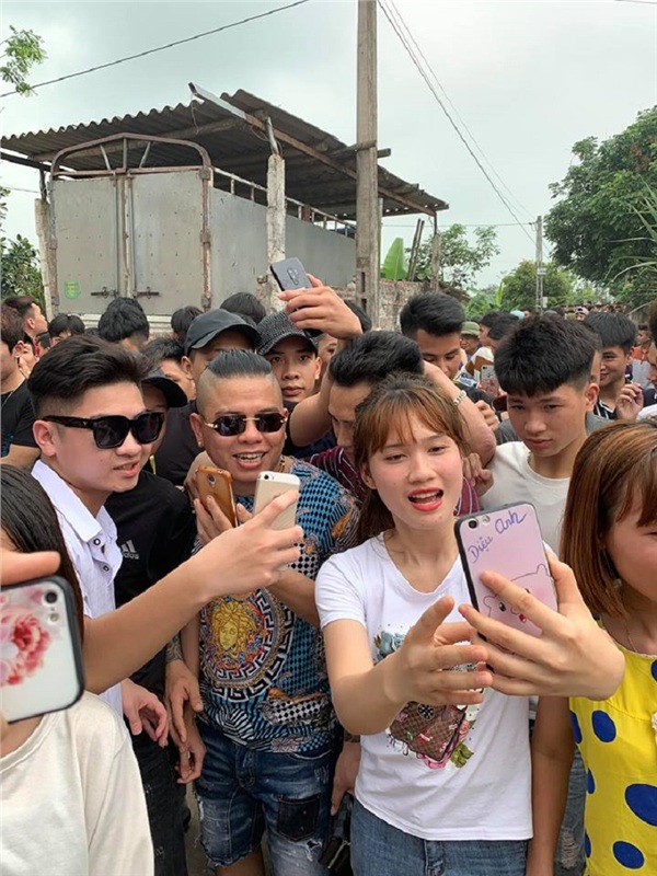Hết Khá 'bảnh', đến lượt 'thánh chửi' Dương Minh Tuyền được chào đón như sao hạng A - 1 Hết Khá 'bảnh', đến lượt 'thánh chửi' Dương Minh Tuyền được chào đón như sao hạng A - 1