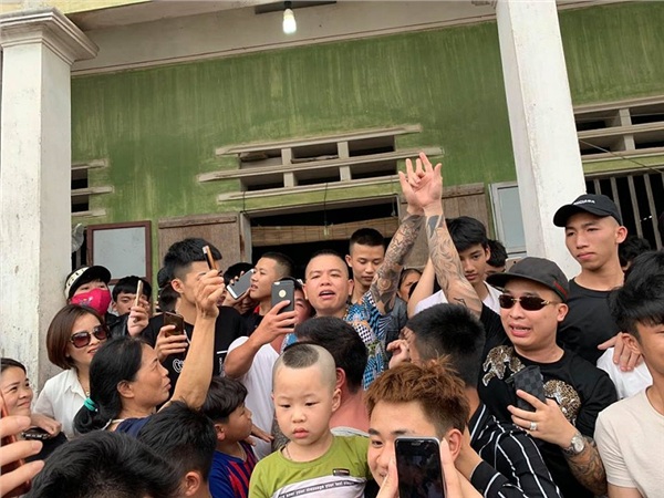 Hết Khá 'bảnh', đến lượt 'thánh chửi' Dương Minh Tuyền được chào đón như sao hạng A - 2 Hết Khá 'bảnh', đến lượt 'thánh chửi' Dương Minh Tuyền được chào đón như sao hạng A - 2