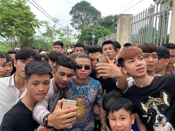 Hết Khá 'bảnh', đến lượt 'thánh chửi' Dương Minh Tuyền được chào đón như sao hạng A - 3 Hết Khá 'bảnh', đến lượt 'thánh chửi' Dương Minh Tuyền được chào đón như sao hạng A - 3