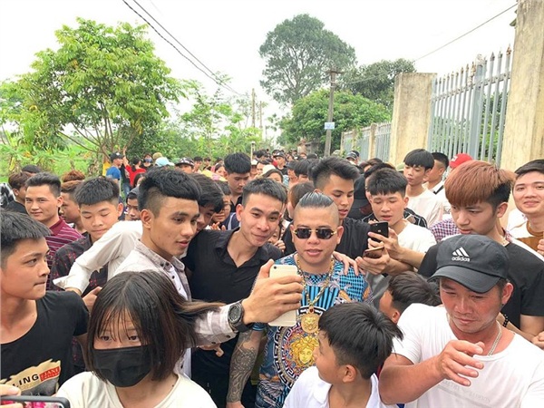 Hết Khá 'bảnh', đến lượt 'thánh chửi' Dương Minh Tuyền được chào đón như sao hạng A - 4 Hết Khá 'bảnh', đến lượt 'thánh chửi' Dương Minh Tuyền được chào đón như sao hạng A - 4