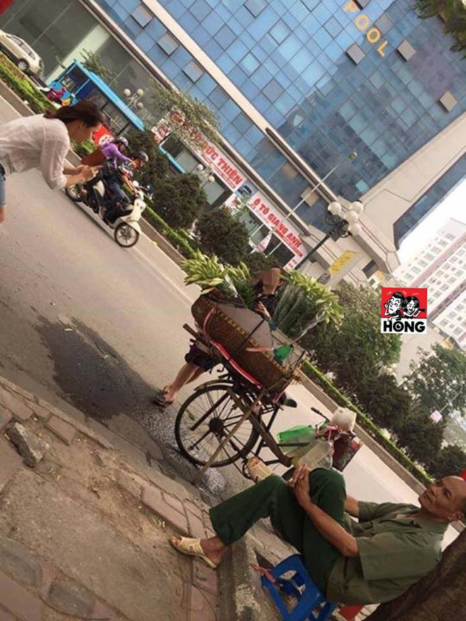 2 khách nữ sang chảnh nhưng thiếu ý thức và ánh mắt ngao ngán của bác bán hoa bên vệ đường - 1 2 khách nữ sang chảnh nhưng thiếu ý thức và ánh mắt ngao ngán của bác bán hoa bên vệ đường - 1