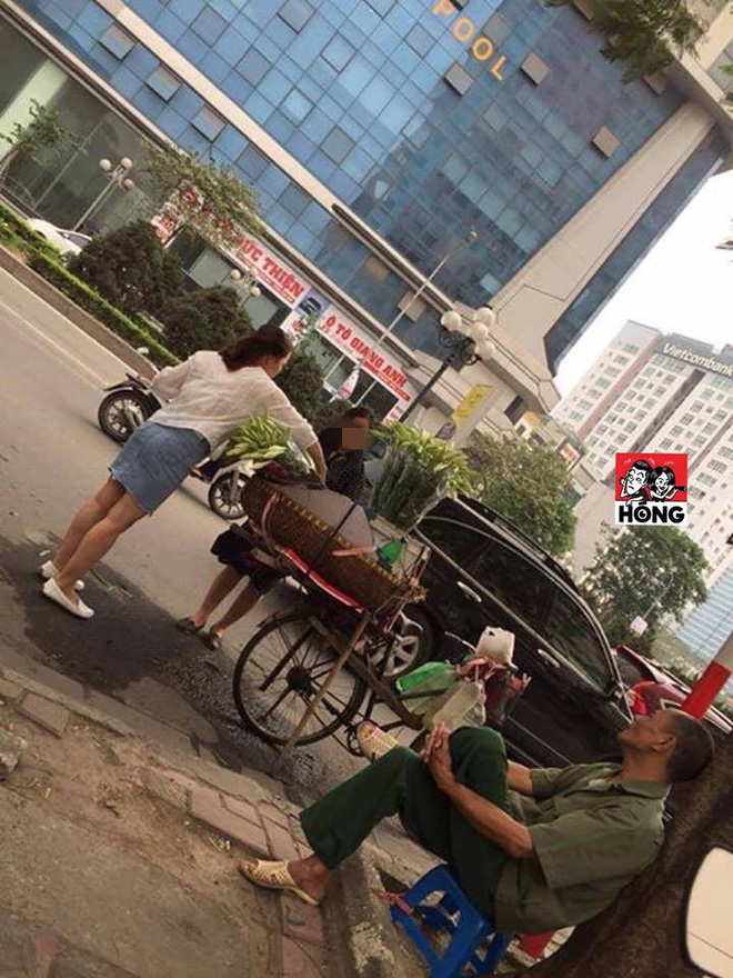 2 khách nữ sang chảnh nhưng thiếu ý thức và ánh mắt ngao ngán của bác bán hoa bên vệ đường 2 khách nữ sang chảnh nhưng thiếu ý thức và ánh mắt ngao ngán của bác bán hoa bên vệ đường