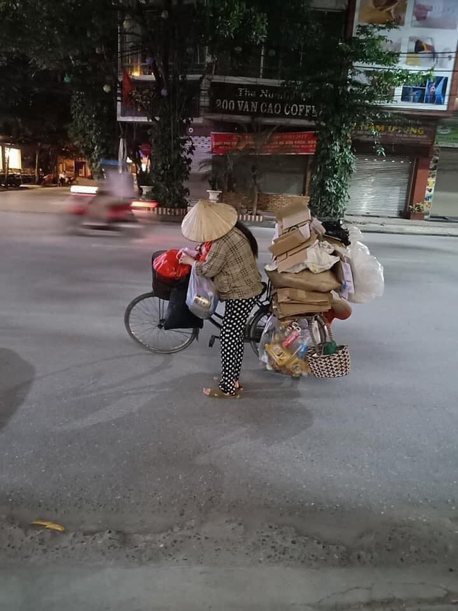 Mẹ bầu vất vả địu con đi nhặt rác kiếm sống và câu nói khiến nhiều người xấu hổ tự nhìn lại - 1 Mẹ bầu vất vả địu con đi nhặt rác kiếm sống và câu nói khiến nhiều người xấu hổ tự nhìn lại - 1