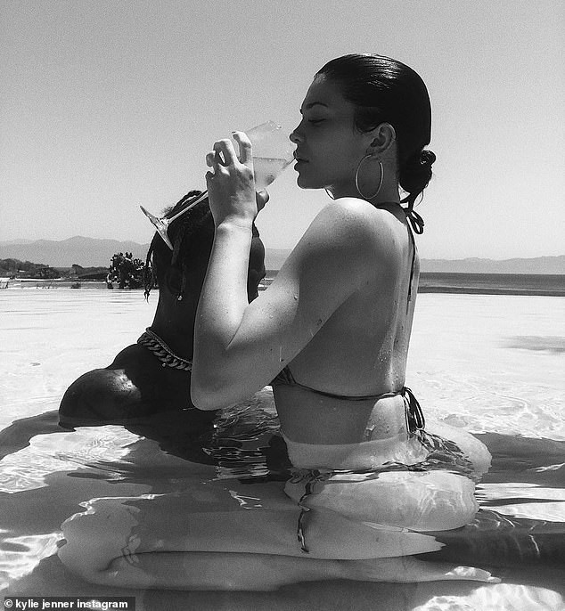 1 tháng sau tin ngoại tình, Kylie Jenner lần đầu công khai thân mật với 'chồng' nhưng body của cô mới là tâm điểm 1 tháng sau tin ngoại tình, Kylie Jenner lần đầu công khai thân mật với 'chồng' nhưng body của cô mới là tâm điểm
