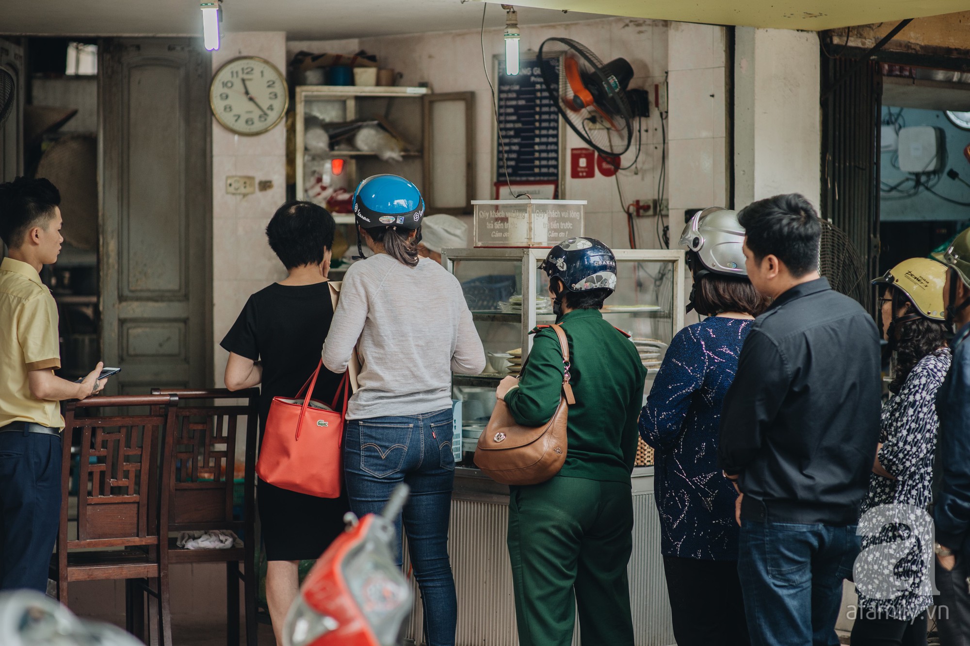 Quán chè cứ Tết Hàn thực người Hà Nội lại xếp hàng dài, chờ đến 30 phút để mua bánh trôi, bánh chay - 1 Quán chè cứ Tết Hàn thực người Hà Nội lại xếp hàng dài, chờ đến 30 phút để mua bánh trôi, bánh chay - 1