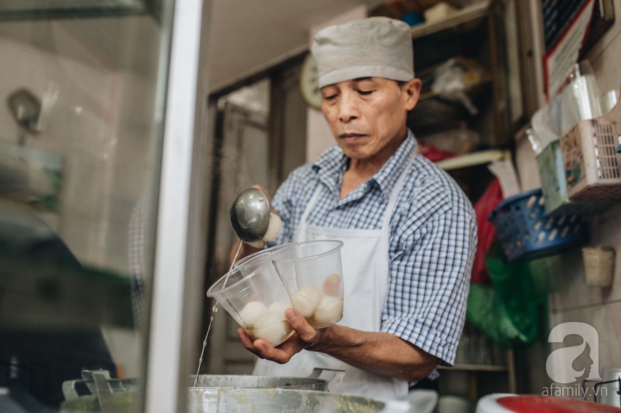 Quán chè cứ Tết Hàn thực người Hà Nội lại xếp hàng dài, chờ đến 30 phút để mua bánh trôi, bánh chay - 13 Quán chè cứ Tết Hàn thực người Hà Nội lại xếp hàng dài, chờ đến 30 phút để mua bánh trôi, bánh chay - 13