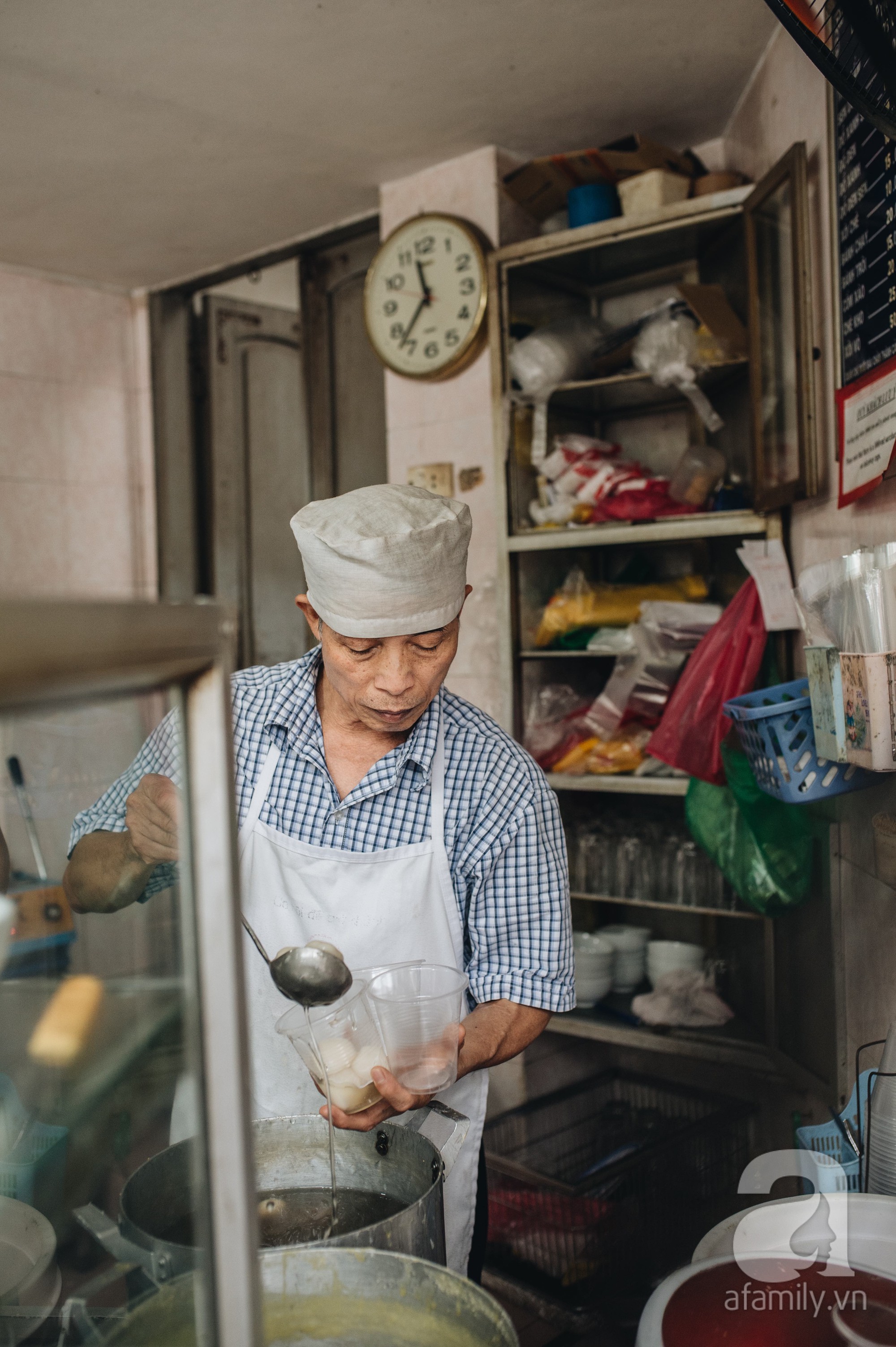 Quán chè cứ Tết Hàn thực người Hà Nội lại xếp hàng dài, chờ đến 30 phút để mua bánh trôi, bánh chay - 14 Quán chè cứ Tết Hàn thực người Hà Nội lại xếp hàng dài, chờ đến 30 phút để mua bánh trôi, bánh chay - 14