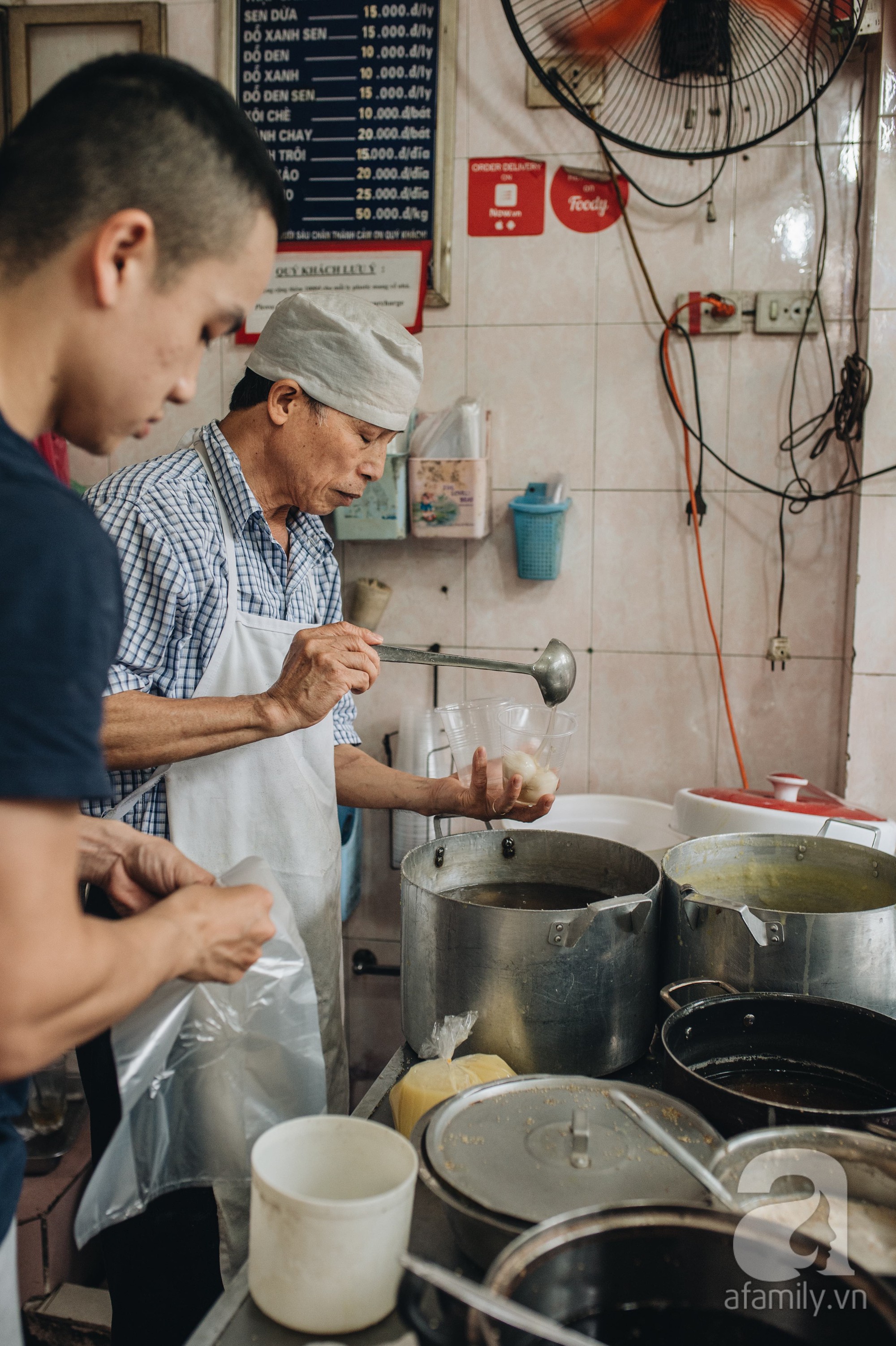 Quán chè cứ Tết Hàn thực người Hà Nội lại xếp hàng dài, chờ đến 30 phút để mua bánh trôi, bánh chay - 15 Quán chè cứ Tết Hàn thực người Hà Nội lại xếp hàng dài, chờ đến 30 phút để mua bánh trôi, bánh chay - 15