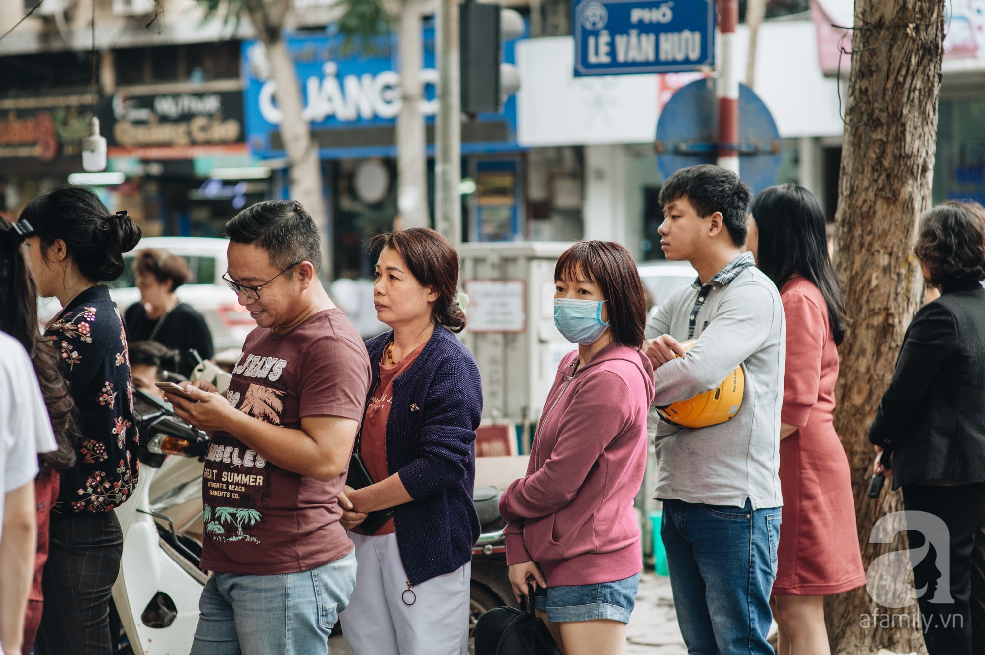 Quán chè cứ Tết Hàn thực người Hà Nội lại xếp hàng dài, chờ đến 30 phút để mua bánh trôi, bánh chay - 2 Quán chè cứ Tết Hàn thực người Hà Nội lại xếp hàng dài, chờ đến 30 phút để mua bánh trôi, bánh chay - 2