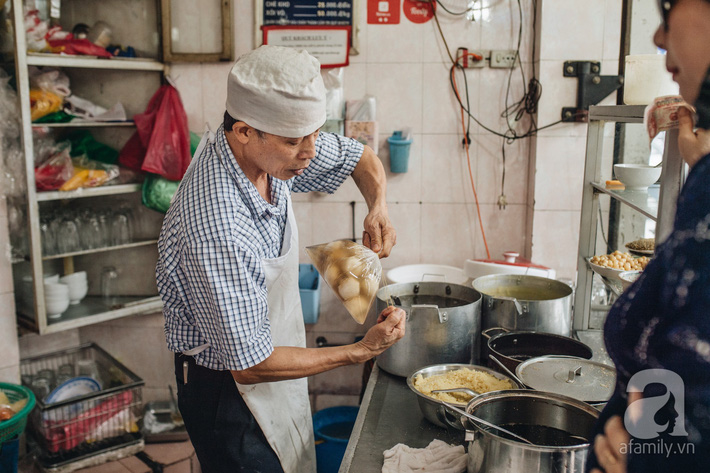 Quán chè cứ Tết Hàn thực người Hà Nội lại xếp hàng dài, chờ đến 30 phút để mua bánh trôi, bánh chay - 3 Quán chè cứ Tết Hàn thực người Hà Nội lại xếp hàng dài, chờ đến 30 phút để mua bánh trôi, bánh chay - 3