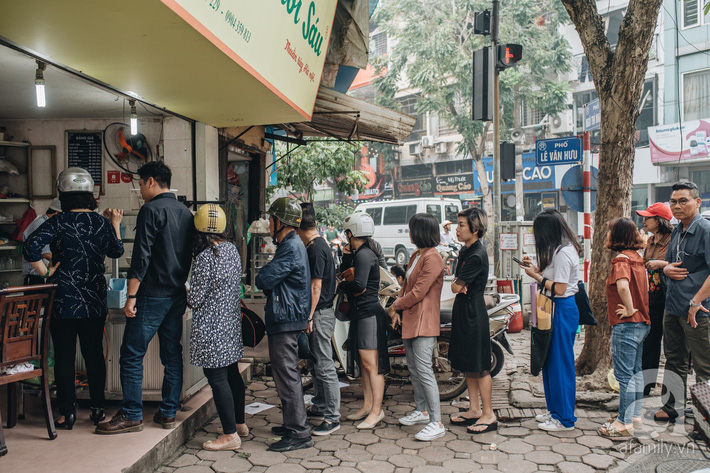 Quán chè cứ Tết Hàn thực người Hà Nội lại xếp hàng dài, chờ đến 30 phút để mua bánh trôi, bánh chay Quán chè cứ Tết Hàn thực người Hà Nội lại xếp hàng dài, chờ đến 30 phút để mua bánh trôi, bánh chay