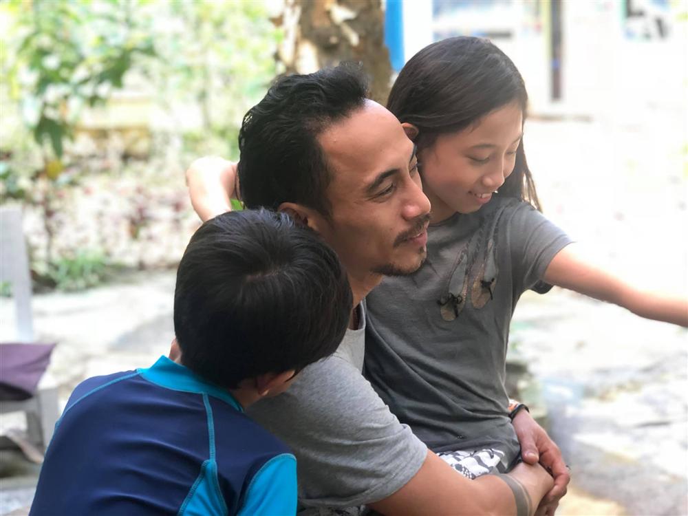 Phạm Anh Khoa hát trong tiếng reo hò của khán giả, bà xã vui mừng bởi chồng vẫn được yêu thương sau bê bối gạ tình - 4 Phạm Anh Khoa hát trong tiếng reo hò của khán giả, bà xã vui mừng bởi chồng vẫn được yêu thương sau bê bối gạ tình - 4