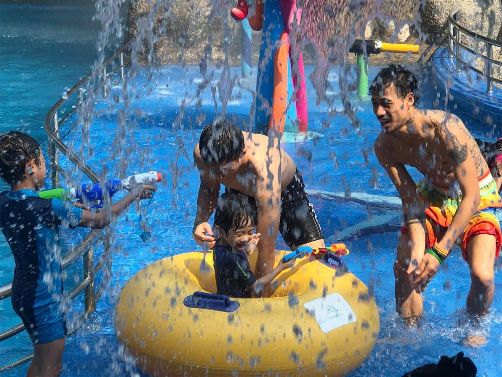 Phạm Anh Khoa hát trong tiếng reo hò của khán giả, bà xã vui mừng bởi chồng vẫn được yêu thương sau bê bối gạ tình - 5 Phạm Anh Khoa hát trong tiếng reo hò của khán giả, bà xã vui mừng bởi chồng vẫn được yêu thương sau bê bối gạ tình - 5