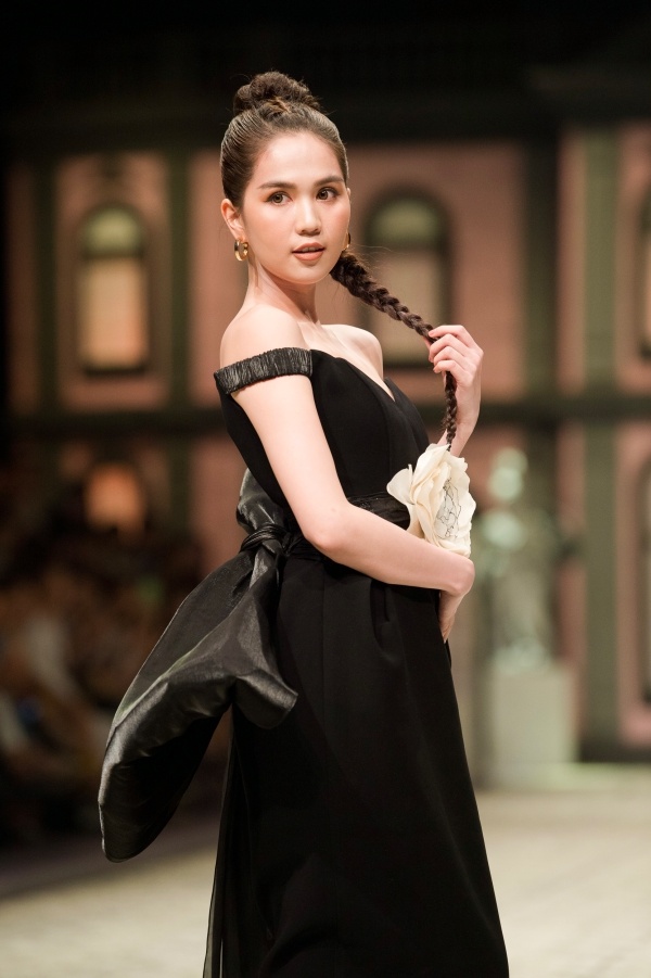 Ngọc Trinh diện váy xẻ ngực, trễ vai làm vedette - 1 Ngọc Trinh diện váy xẻ ngực, trễ vai làm vedette - 1