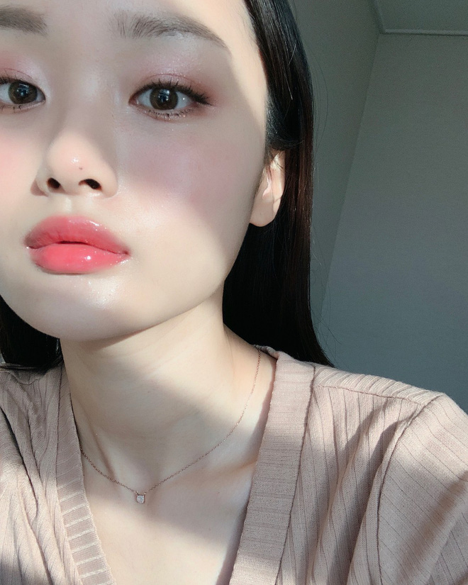 Pha trổ tài mix 4 màu son của tín đồ làm đẹp gây sốt vì quá ảo diệu, kết quả thu được chính là màu son 'hot hit' nhất hè - 4 Pha trổ tài mix 4 màu son của tín đồ làm đẹp gây sốt vì quá ảo diệu, kết quả thu được chính là màu son 'hot hit' nhất hè - 4