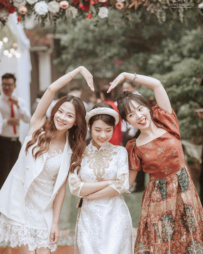 Nhan sắc hội chị em hot girl xuất hiện ở lễ ăn hỏi của Rhymastic - 3 Nhan sắc hội chị em hot girl xuất hiện ở lễ ăn hỏi của Rhymastic - 3