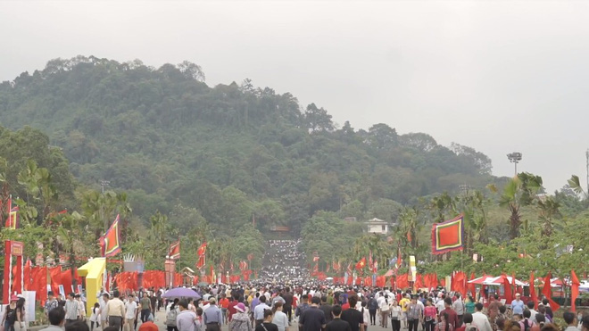 Hàng ngàn người dân nườm nượp kéo về Đền Hùng trong ngày khai hội - 1 Hàng ngàn người dân nườm nượp kéo về Đền Hùng trong ngày khai hội - 1