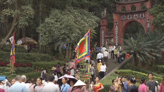 Hàng ngàn người dân nườm nượp kéo về Đền Hùng trong ngày khai hội Hàng ngàn người dân nườm nượp kéo về Đền Hùng trong ngày khai hội