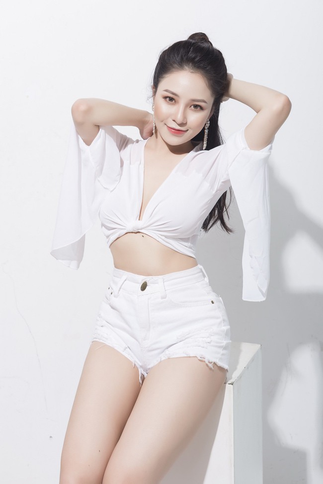 Hot girl tai tiếng Trâm Anh bị chỉ trích khi tham gia Táo Quân 2019 với phân cảnh nhạy cảm - 4 Hot girl tai tiếng Trâm Anh bị chỉ trích khi tham gia Táo Quân 2019 với phân cảnh nhạy cảm - 4