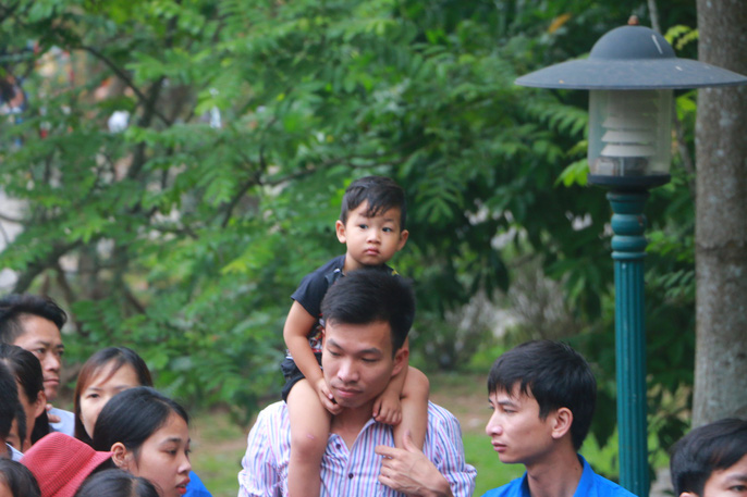 Video ảnh: Cận cảnh vạn người chen chúc nghẹt thở ngày chính hội Đền Hùng - 7 Video ảnh: Cận cảnh vạn người chen chúc nghẹt thở ngày chính hội Đền Hùng - 7