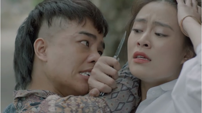 Mê Cung tung trailer kịch tính, Hoàng Thùy Linh vừa hôn Hồng Đăng đã bị 'Khá Bảnh' dọa giết - 8 Mê Cung tung trailer kịch tính, Hoàng Thùy Linh vừa hôn Hồng Đăng đã bị 'Khá Bảnh' dọa giết - 8