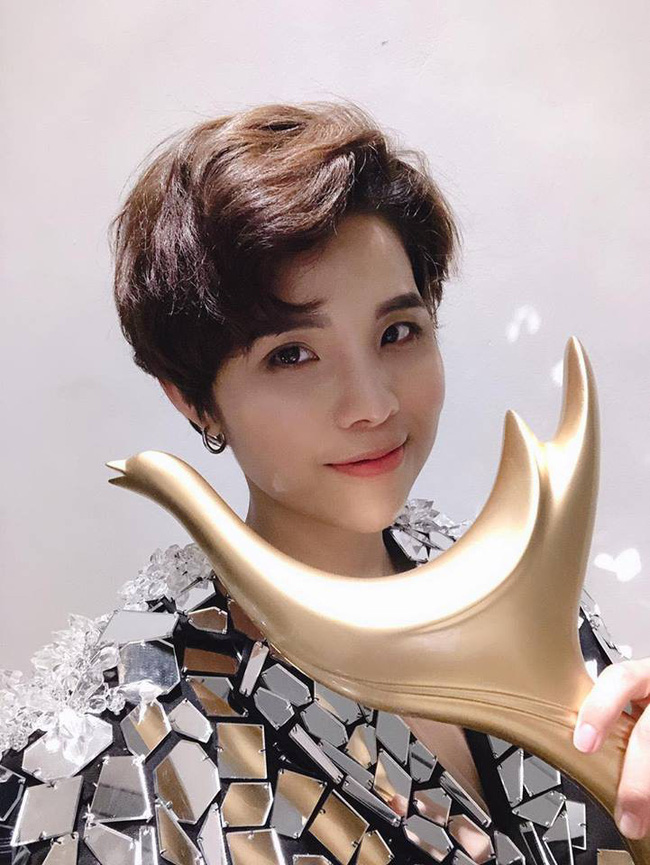 Cống Hiến 2019: Đỗ Mỹ Linh muối mặt vì gọi nhầm Hà Anh Tuấn thành nữ ca sĩ - 4 Cống Hiến 2019: Đỗ Mỹ Linh muối mặt vì gọi nhầm Hà Anh Tuấn thành nữ ca sĩ - 4