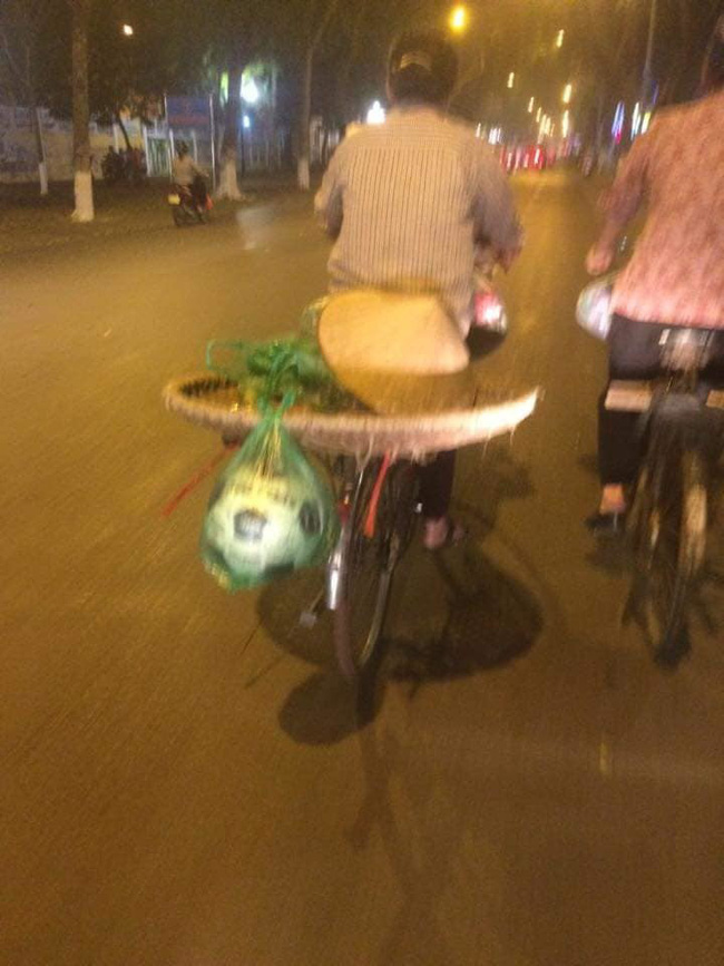 Chiếc xe đạp của người mẹ bán hàng rong cùng món quà buộc lủng lẳng đằng sau khiến nhiều người xúc động Chiếc xe đạp của người mẹ bán hàng rong cùng món quà buộc lủng lẳng đằng sau khiến nhiều người xúc động