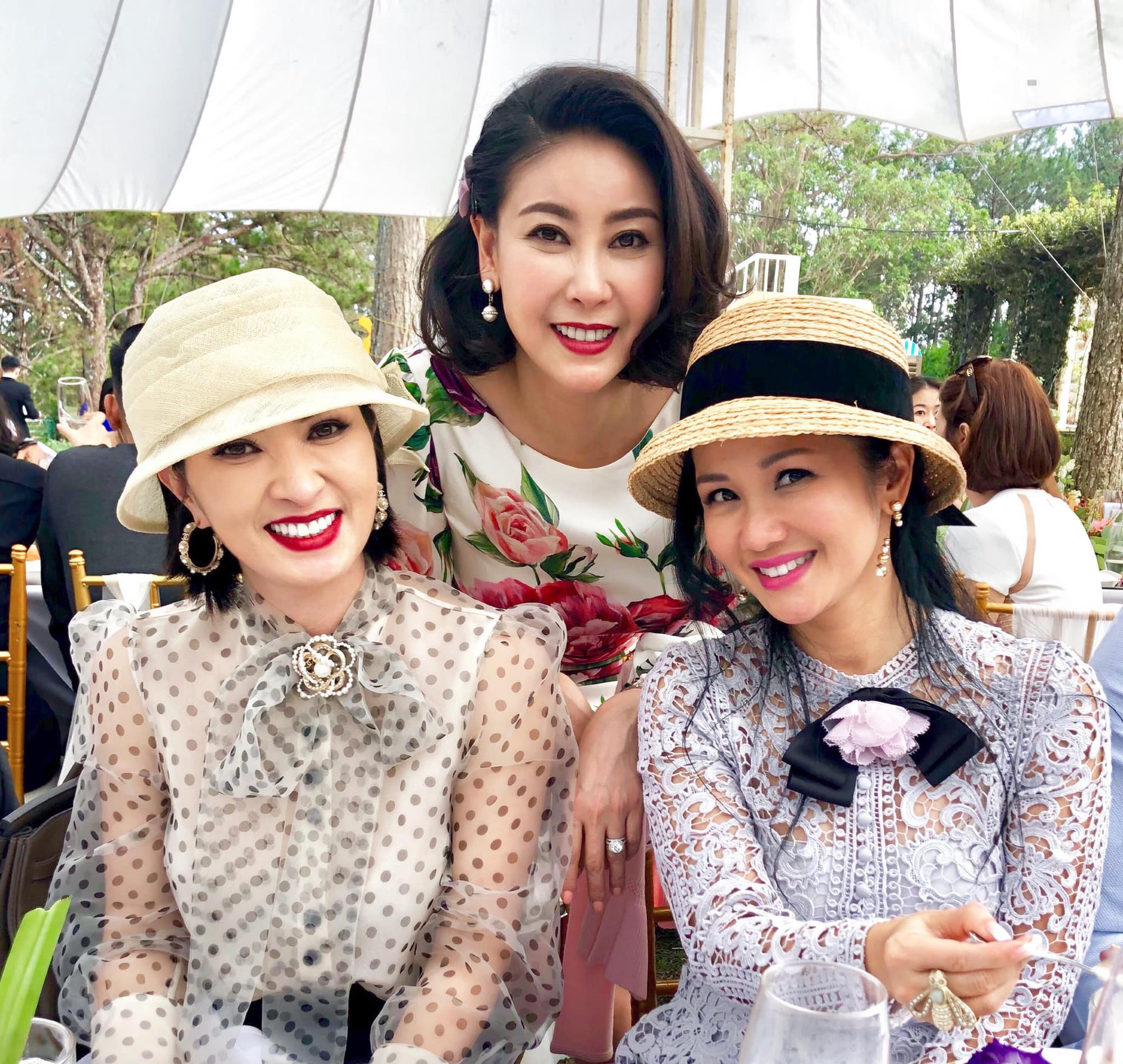 Cuộc sống sau ly hôn của ca sĩ Hồng Nhung: Lạc quan, tự tìm niềm vui cho mình nhưng đáng ngưỡng mộ nhất là điều này - 12 Cuộc sống sau ly hôn của ca sĩ Hồng Nhung: Lạc quan, tự tìm niềm vui cho mình nhưng đáng ngưỡng mộ nhất là điều này - 12