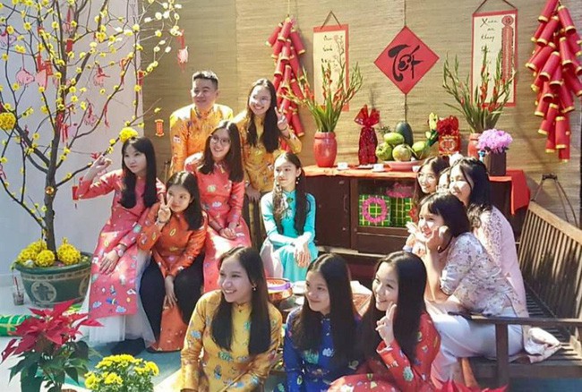 Con gái MC Quyền Linh lần đầu catwalk với áo dài, càng nhìn càng thấy thần thái của Hoa hậu tương lai - 1 Con gái MC Quyền Linh lần đầu catwalk với áo dài, càng nhìn càng thấy thần thái của Hoa hậu tương lai - 1