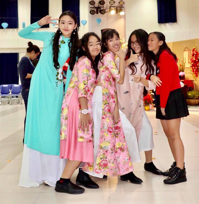 Con gái MC Quyền Linh lần đầu catwalk với áo dài, càng nhìn càng thấy thần thái của Hoa hậu tương lai Con gái MC Quyền Linh lần đầu catwalk với áo dài, càng nhìn càng thấy thần thái của Hoa hậu tương lai
