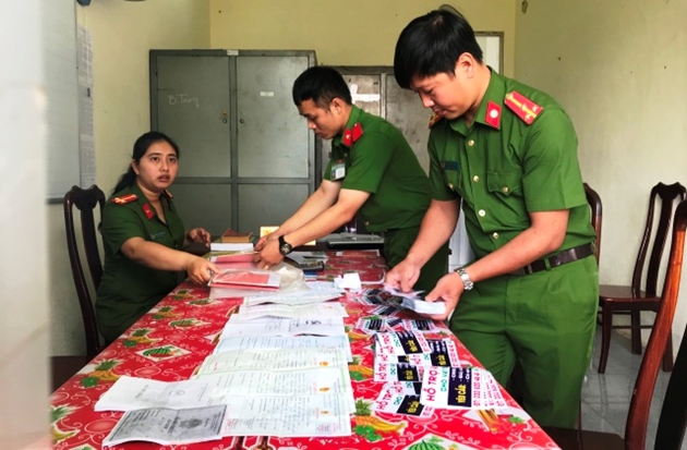 Khởi tố, bắt tạm giam 3 gã xăm trổ cho vay lãi nặng - 1 Khởi tố, bắt tạm giam 3 gã xăm trổ cho vay lãi nặng - 1