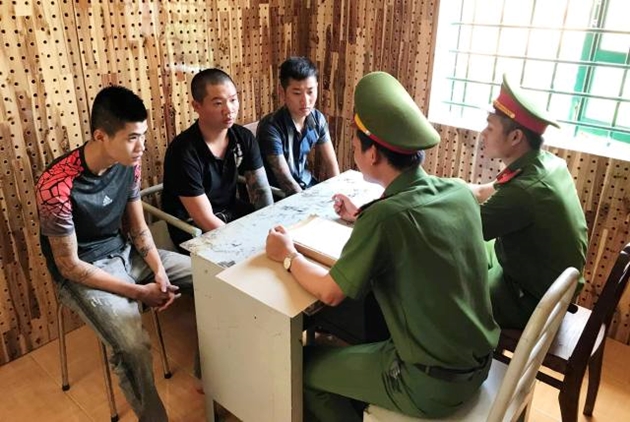 Khởi tố, bắt tạm giam 3 gã xăm trổ cho vay lãi nặng - 2 Khởi tố, bắt tạm giam 3 gã xăm trổ cho vay lãi nặng - 2