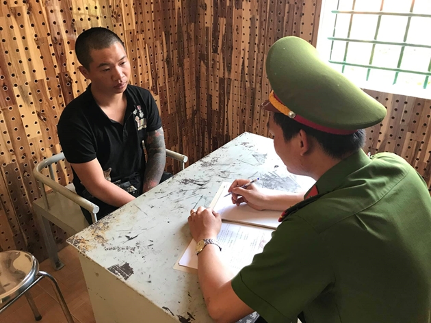 Khởi tố, bắt tạm giam 3 gã xăm trổ cho vay lãi nặng - 3 Khởi tố, bắt tạm giam 3 gã xăm trổ cho vay lãi nặng - 3