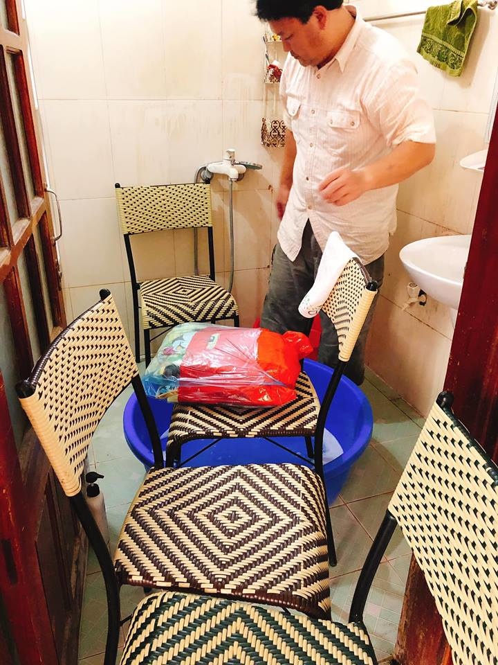 Ông bố vàng của năm: Tự tay biến nhà tắm thành tiệm gội đầu để phục vụ con gái rượu mới phẫu thuật - 1 Ông bố vàng của năm: Tự tay biến nhà tắm thành tiệm gội đầu để phục vụ con gái rượu mới phẫu thuật - 1