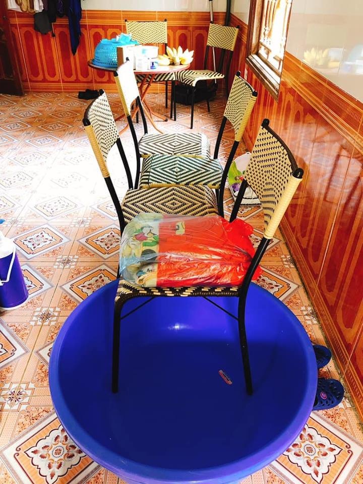 Ông bố vàng của năm: Tự tay biến nhà tắm thành tiệm gội đầu để phục vụ con gái rượu mới phẫu thuật - 2 Ông bố vàng của năm: Tự tay biến nhà tắm thành tiệm gội đầu để phục vụ con gái rượu mới phẫu thuật - 2