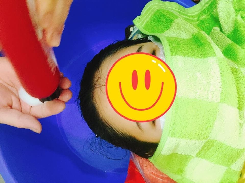 Ông bố vàng của năm: Tự tay biến nhà tắm thành tiệm gội đầu để phục vụ con gái rượu mới phẫu thuật - 3 Ông bố vàng của năm: Tự tay biến nhà tắm thành tiệm gội đầu để phục vụ con gái rượu mới phẫu thuật - 3