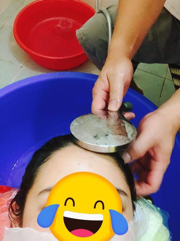 Ông bố vàng của năm: Tự tay biến nhà tắm thành tiệm gội đầu để phục vụ con gái rượu mới phẫu thuật - 4 Ông bố vàng của năm: Tự tay biến nhà tắm thành tiệm gội đầu để phục vụ con gái rượu mới phẫu thuật - 4