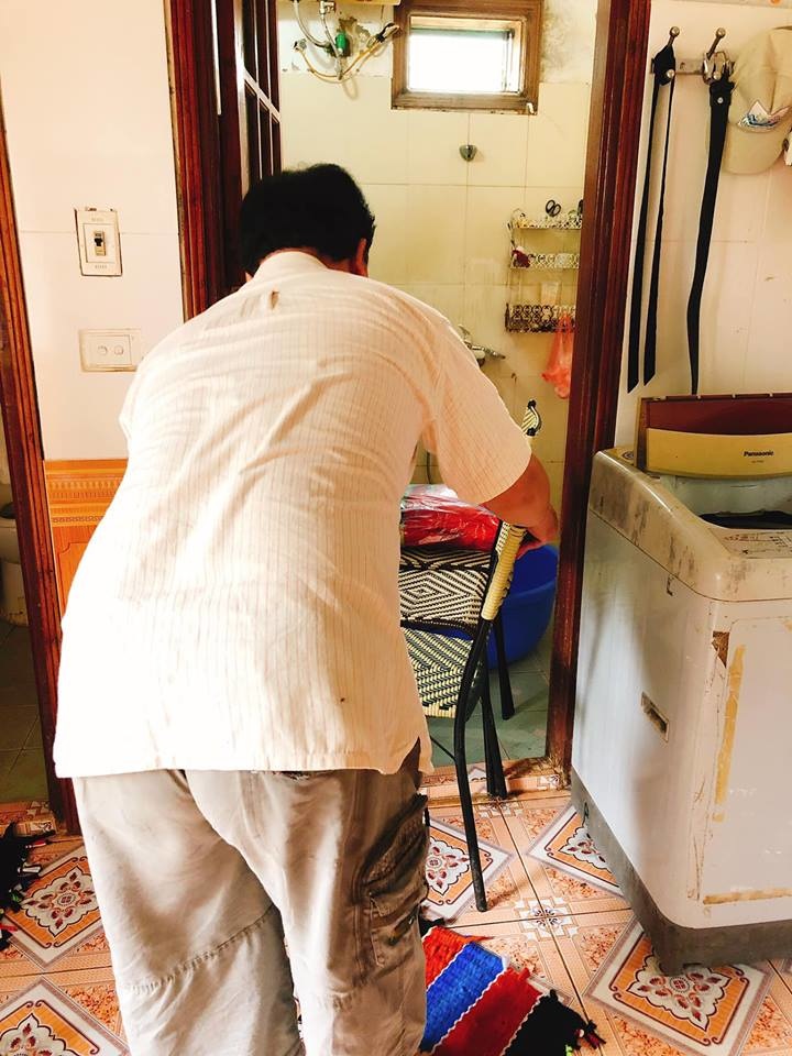 Ông bố vàng của năm: Tự tay biến nhà tắm thành tiệm gội đầu để phục vụ con gái rượu mới phẫu thuật Ông bố vàng của năm: Tự tay biến nhà tắm thành tiệm gội đầu để phục vụ con gái rượu mới phẫu thuật