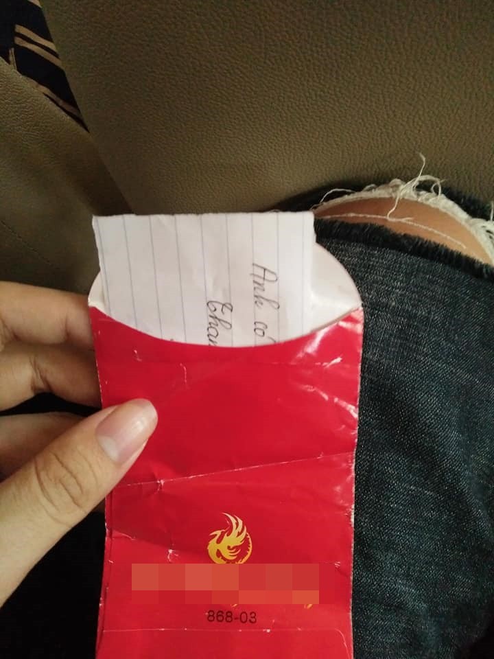 Tráo tiền lì xì bê tráp thành mẩu giấy nhăn nheo với nội dung vô duyên, dàn bê tráp nữ bị ném đá thậm tệ - 1 Tráo tiền lì xì bê tráp thành mẩu giấy nhăn nheo với nội dung vô duyên, dàn bê tráp nữ bị ném đá thậm tệ - 1