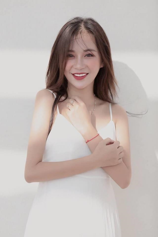 Nữ sinh ĐH Thương mại được dân mạng ví nhan sắc như một 'nàng thơ' - 1 Nữ sinh ĐH Thương mại được dân mạng ví nhan sắc như một 'nàng thơ' - 1