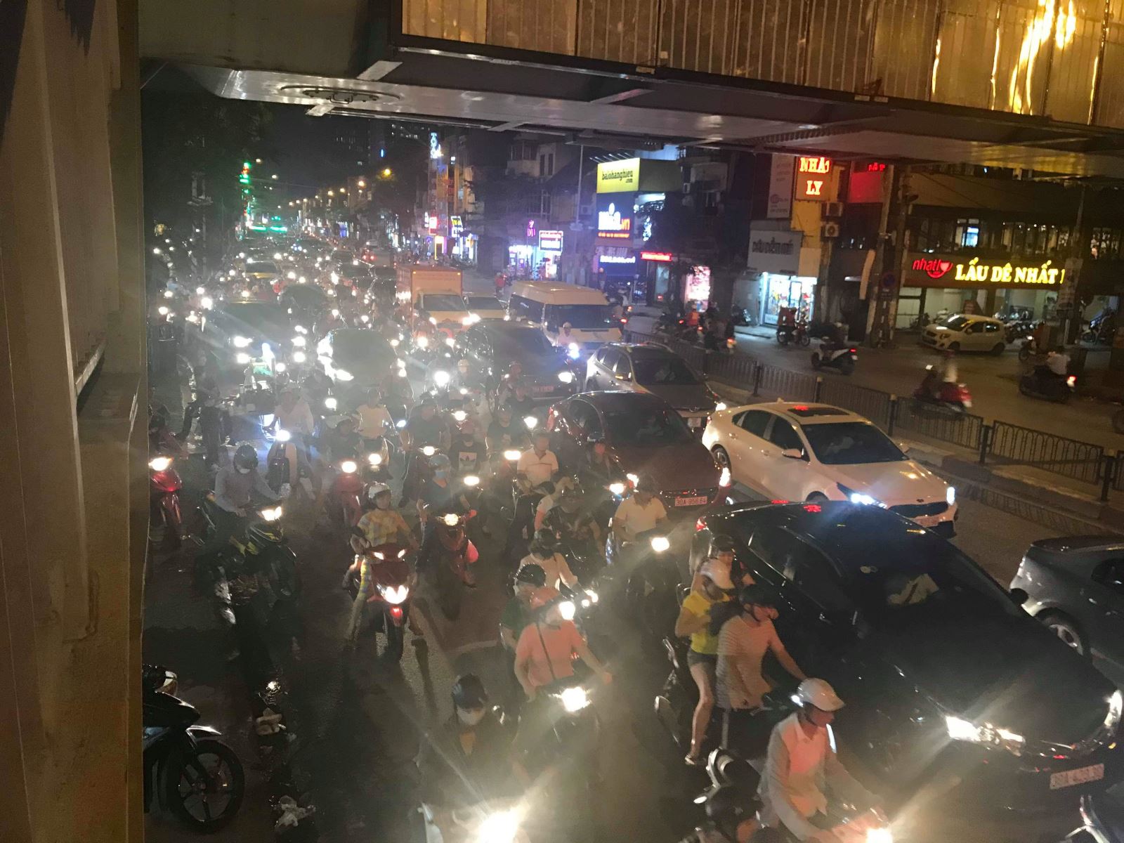 Hà Nội: Xe bus đâm sập rào chắn cầu vượt, giao thông ùn tắc nghiêm trọng - 4 Hà Nội: Xe bus đâm sập rào chắn cầu vượt, giao thông ùn tắc nghiêm trọng - 4