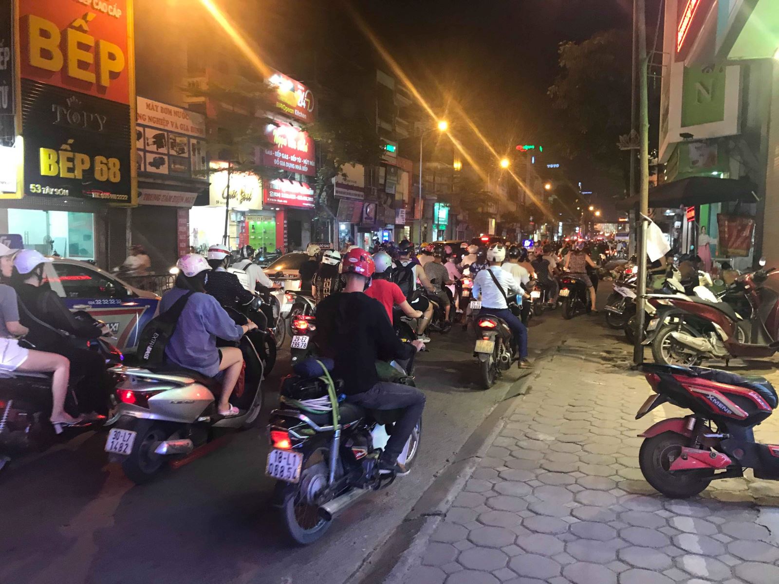 Hà Nội: Xe bus đâm sập rào chắn cầu vượt, giao thông ùn tắc nghiêm trọng - 5 Hà Nội: Xe bus đâm sập rào chắn cầu vượt, giao thông ùn tắc nghiêm trọng - 5