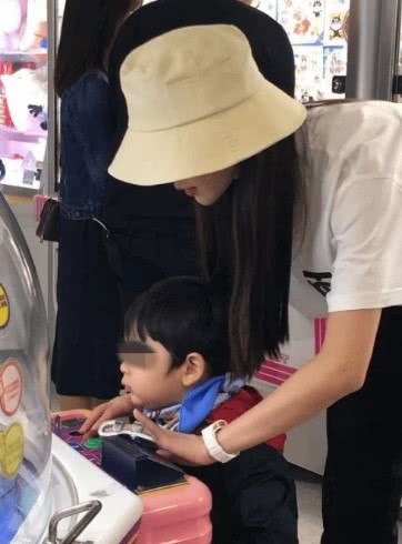 Giữa tin đồn ly hôn Huỳnh Hiểu Minh, nụ cười và niềm hạnh phúc bên con của Angela Baby gây xúc động - 2 Giữa tin đồn ly hôn Huỳnh Hiểu Minh, nụ cười và niềm hạnh phúc bên con của Angela Baby gây xúc động - 2