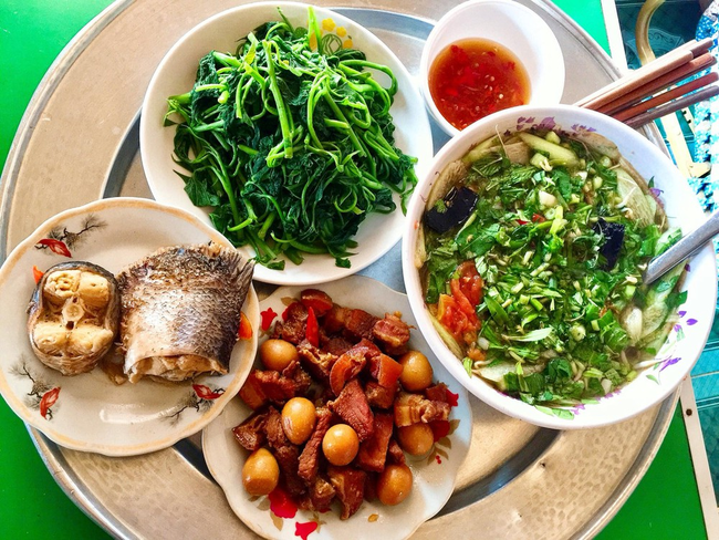 Khoe khéo mâm cơm đầy ú, ngon lành cho 4 người ăn, mẹ trẻ vẫn bị trừ điểm vì bát canh lộn xộn - 1 Khoe khéo mâm cơm đầy ú, ngon lành cho 4 người ăn, mẹ trẻ vẫn bị trừ điểm vì bát canh lộn xộn - 1