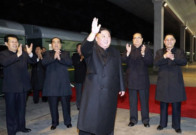 Ông Kim Jong Un ghé nhà ga Nga, được tặng bánh mì và muối Ông Kim Jong Un ghé nhà ga Nga, được tặng bánh mì và muối