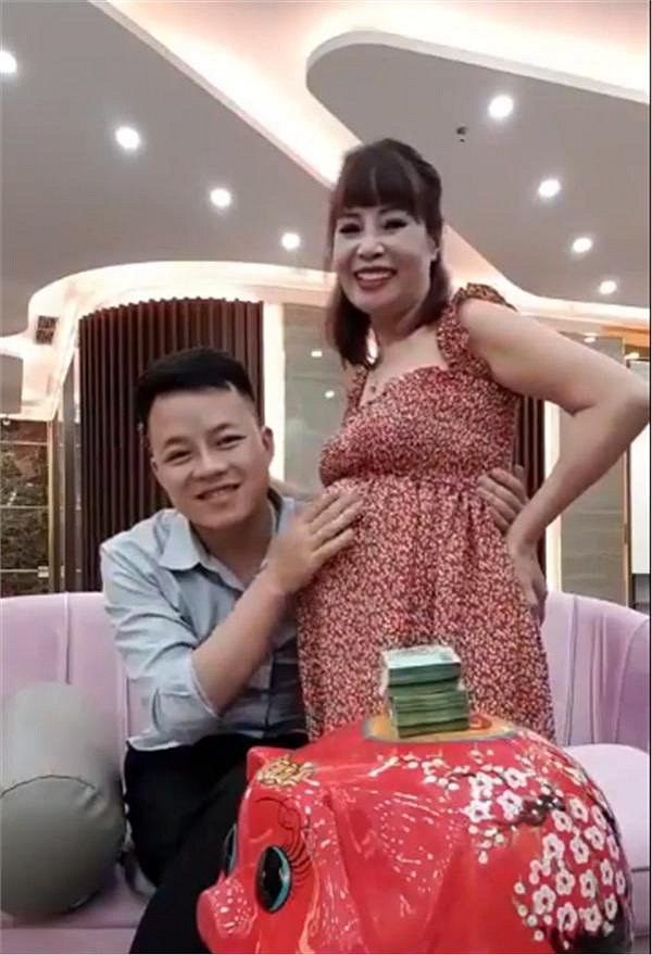 Nóng: Cô dâu 62 tuổi hãnh diện khoe bụng bầu vượt mặt và tuyên bố kế hoạch tích tiền đẻ mổ - 1 Nóng: Cô dâu 62 tuổi hãnh diện khoe bụng bầu vượt mặt và tuyên bố kế hoạch tích tiền đẻ mổ - 1